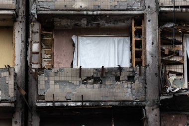 KYIV, UKRAINE - 21 APR 2022: Koshytsia Caddesi 'ndeki bir apartmanın cephesi. Rusya 'nın Ukrayna' yı işgalinin ikinci gününde Kalibr cruise füzesi tarafından yok edildi..