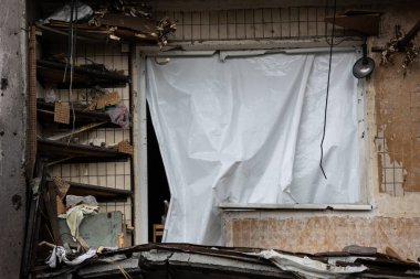 KYIV, UKRAINE - 21 APR 2022: Koshytsia Caddesi 'ndeki bir apartmanın cephesi. Rusya 'nın Ukrayna' yı işgalinin ikinci gününde Kalibr cruise füzesi tarafından yok edildi..