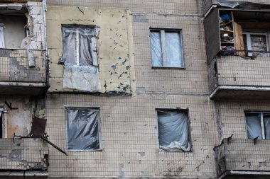 KYIV, UKRAINE - 21 APR 2022: Koshytsia Caddesi 'ndeki bir apartmanın cephesi. Rusya 'nın Ukrayna' yı işgalinin ikinci gününde Kalibr cruise füzesi tarafından yok edildi..