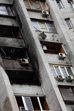 KYIV, UKRAINE - 21 APR 2022: Koshytsia Caddesi 'ndeki bir apartmanın cephesi. Rusya 'nın Ukrayna' yı işgalinin ikinci gününde Kalibr cruise füzesi tarafından yok edildi..
