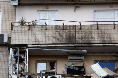 KYIV, UKRAINE - 21 APR 2022: Koshytsia Caddesi 'ndeki bir apartmanın cephesi. Rusya 'nın Ukrayna' yı işgalinin ikinci gününde Kalibr cruise füzesi tarafından yok edildi..
