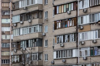 KYIV, UKRAINE - 21 APR 2022: Koshytsia Caddesi 'ndeki bir apartmanın cephesi. Rusya 'nın Ukrayna' yı işgalinin ikinci gününde Kalibr cruise füzesi tarafından yok edildi..