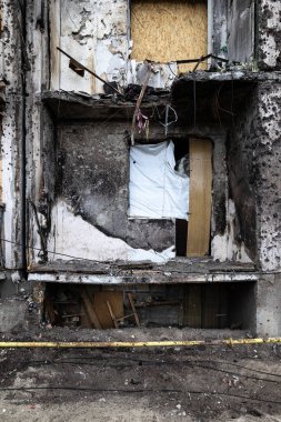 KYIV, UKRAINE - 21 APR 2022: Koshytsia Caddesi 'ndeki bir apartmanın cephesi. Rusya 'nın Ukrayna' yı işgalinin ikinci gününde Kalibr cruise füzesi tarafından yok edildi..