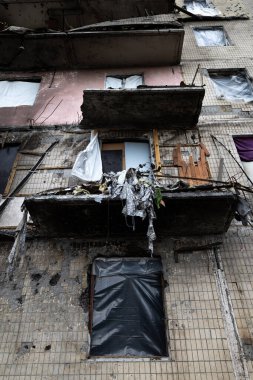 KYIV, UKRAINE - 21 APR 2022: Koshytsia Caddesi 'ndeki bir apartmanın cephesi. Rusya 'nın Ukrayna' yı işgalinin ikinci gününde Kalibr cruise füzesi tarafından yok edildi..