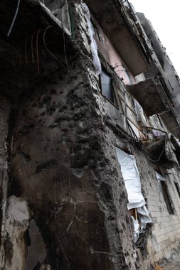 KYIV, UKRAINE - 21 APR 2022: Koshytsia Caddesi 'ndeki bir apartmanın cephesi. Rusya 'nın Ukrayna' yı işgalinin ikinci gününde Kalibr cruise füzesi tarafından yok edildi..