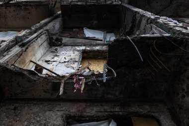 KYIV, UKRAINE - 21 APR 2022: Koshytsia Caddesi 'ndeki bir apartmanın cephesi. Rusya 'nın Ukrayna' yı işgalinin ikinci gününde Kalibr cruise füzesi tarafından yok edildi..