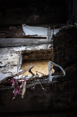 KYIV, UKRAINE - 21 APR 2022: Koshytsia Caddesi 'ndeki bir apartmanın cephesi. Rusya 'nın Ukrayna' yı işgalinin ikinci gününde Kalibr cruise füzesi tarafından yok edildi..