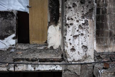 KYIV, UKRAINE - 21 APR 2022: Koshytsia Caddesi 'ndeki bir apartmanın cephesi. Rusya 'nın Ukrayna' yı işgalinin ikinci gününde Kalibr cruise füzesi tarafından yok edildi..