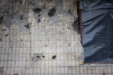 KYIV, UKRAINE - 21 APR 2022: Koshytsia Caddesi 'ndeki bir apartmanın cephesi. Rusya 'nın Ukrayna' yı işgalinin ikinci gününde Kalibr cruise füzesi tarafından yok edildi..