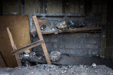 KYIV, UKRAINE - 21 APR 2022: Koshytsia Caddesi 'ndeki bir apartmanın cephesi. Rusya 'nın Ukrayna' yı işgalinin ikinci gününde Kalibr cruise füzesi tarafından yok edildi..