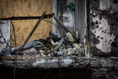 KYIV, UKRAINE - 21 APR 2022: Koshytsia Caddesi 'ndeki bir apartmanın cephesi. Rusya 'nın Ukrayna' yı işgalinin ikinci gününde Kalibr cruise füzesi tarafından yok edildi..