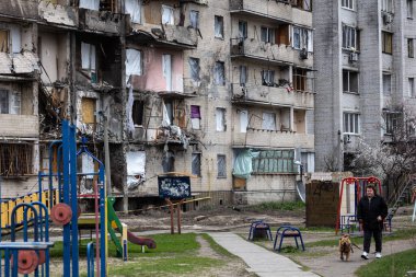 KYIV, UKRAINE - 21 APR 2022: Koshytsia Caddesi 'ndeki bir apartmanın cephesi. Rusya 'nın Ukrayna' yı işgalinin ikinci gününde Kalibr cruise füzesi tarafından yok edildi..