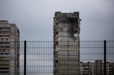 KYIV, UKRAINE - 21 Nisan 2022: Poznyaky 'deki bir apartmanın çatısı ve daireleri, Rusya' nın Ukrayna 'yı işgalinin 17 Mart' ında Kalibr cruise füzesi tarafından tahrip edildi.