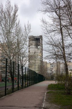 KYIV, UKRAINE - 21 Nisan 2022: Poznyaky 'deki bir apartmanın çatısı ve daireleri, Rusya' nın Ukrayna 'yı işgalinin 17 Mart' ında Kalibr cruise füzesi tarafından tahrip edildi.
