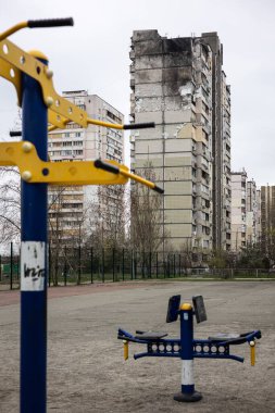 KYIV, UKRAINE - 21 Nisan 2022: Poznyaky 'deki bir apartmanın çatısı ve daireleri, Rusya' nın Ukrayna 'yı işgalinin 17 Mart' ında Kalibr cruise füzesi tarafından tahrip edildi.
