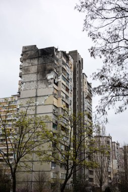 KYIV, UKRAINE - 21 Nisan 2022: Poznyaky 'deki bir apartmanın çatısı ve daireleri, Rusya' nın Ukrayna 'yı işgalinin 17 Mart' ında Kalibr cruise füzesi tarafından tahrip edildi.