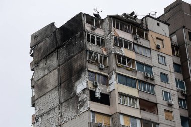 KYIV, UKRAINE - 21 Nisan 2022: Poznyaky 'deki bir apartmanın çatısı ve daireleri, Rusya' nın Ukrayna 'yı işgalinin 17 Mart' ında Kalibr cruise füzesi tarafından tahrip edildi.