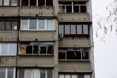 KYIV, UKRAINE - 21 Nisan 2022: Poznyaky 'deki bir apartmanın çatısı ve daireleri, Rusya' nın Ukrayna 'yı işgalinin 17 Mart' ında Kalibr cruise füzesi tarafından tahrip edildi.