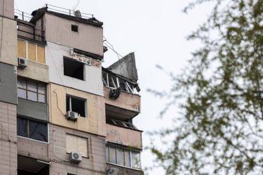 KYIV, UKRAINE - 21 Nisan 2022: Poznyaky 'deki bir apartmanın çatısı ve daireleri, Rusya' nın Ukrayna 'yı işgalinin 17 Mart' ında Kalibr cruise füzesi tarafından tahrip edildi.