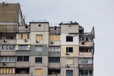 KYIV, UKRAINE - 21 Nisan 2022: Poznyaky 'deki bir apartmanın çatısı ve daireleri, Rusya' nın Ukrayna 'yı işgalinin 17 Mart' ında Kalibr cruise füzesi tarafından tahrip edildi.