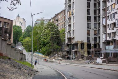 KYIV, UKRAINE - 22 Mayıs 2022: Tatarka 'daki bir apartmanın ön cephesi Rusya' nın Ukrayna 'yı işgalinin ikinci gününde Kalibr cruise füzesi tarafından tahrip edildi..