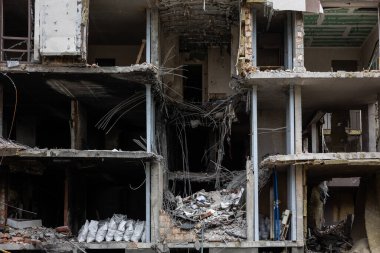 KYIV, UKRAINE - 22 Mayıs 2022: Tatarka 'daki bir apartmanın ön cephesi Rusya' nın Ukrayna 'yı işgalinin ikinci gününde Kalibr cruise füzesi tarafından tahrip edildi..