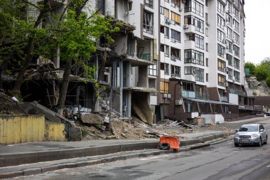 KYIV, UKRAINE - 22 Mayıs 2022: Tatarka 'daki bir apartmanın ön cephesi Rusya' nın Ukrayna 'yı işgalinin ikinci gününde Kalibr cruise füzesi tarafından tahrip edildi..