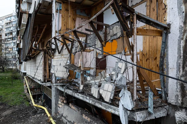Kyiv Ukraine Apr 2022 Πρόσοψη Πολυκατοικίας Στην Οδό Κοσύτσια Καταστράφηκε — Φωτογραφία Αρχείου