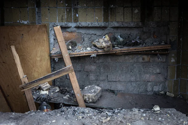 KYIV, UKRAINE - 21 APR 2022: Koshytsia Caddesi 'ndeki bir apartmanın cephesi. Rusya 'nın Ukrayna' yı işgalinin ikinci gününde Kalibr cruise füzesi tarafından yok edildi..