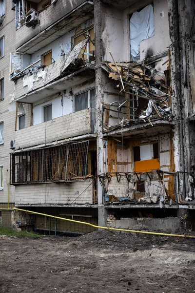 Kyiv Ukraine Apr 2022 Πρόσοψη Πολυκατοικίας Στην Οδό Κοσύτσια Καταστράφηκε — Φωτογραφία Αρχείου