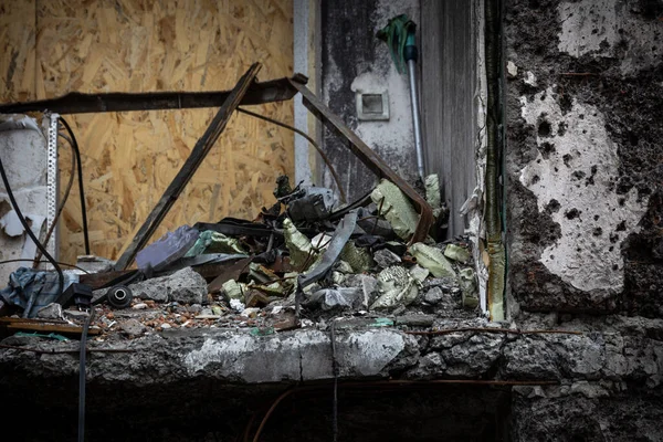 KYIV, UKRAINE - 21 APR 2022: Koshytsia Caddesi 'ndeki bir apartmanın cephesi. Rusya 'nın Ukrayna' yı işgalinin ikinci gününde Kalibr cruise füzesi tarafından yok edildi..