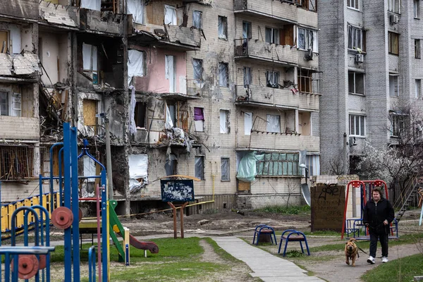 KYIV, UKRAINE - 21 APR 2022: Koshytsia Caddesi 'ndeki bir apartmanın cephesi. Rusya 'nın Ukrayna' yı işgalinin ikinci gününde Kalibr cruise füzesi tarafından yok edildi..