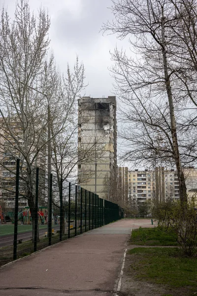 KYIV, UKRAINE - 21 Nisan 2022: Poznyaky 'deki bir apartmanın çatısı ve daireleri, Rusya' nın Ukrayna 'yı işgalinin 17 Mart' ında Kalibr cruise füzesi tarafından tahrip edildi.