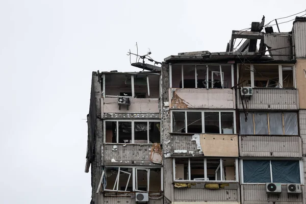 KYIV, UKRAINE - 21 Nisan 2022: Poznyaky 'deki bir apartmanın çatısı ve daireleri, Rusya' nın Ukrayna 'yı işgalinin 17 Mart' ında Kalibr cruise füzesi tarafından tahrip edildi.