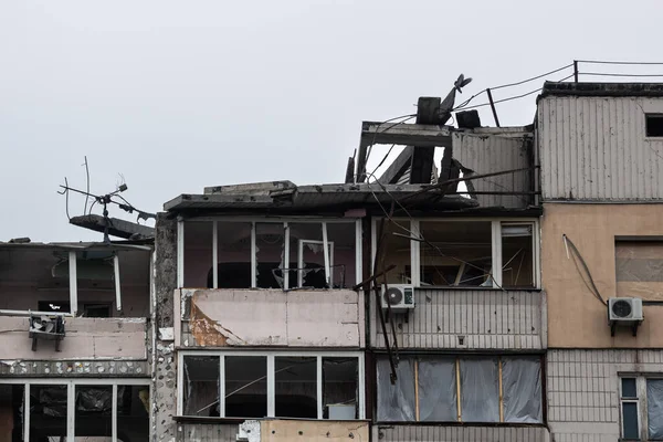KYIV, UKRAINE - 21 Nisan 2022: Poznyaky 'deki bir apartmanın çatısı ve daireleri, Rusya' nın Ukrayna 'yı işgalinin 17 Mart' ında Kalibr cruise füzesi tarafından tahrip edildi.