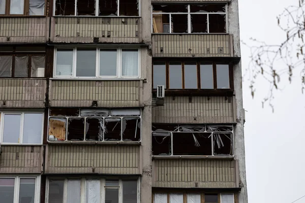 KYIV, UKRAINE - 21 Nisan 2022: Poznyaky 'deki bir apartmanın çatısı ve daireleri, Rusya' nın Ukrayna 'yı işgalinin 17 Mart' ında Kalibr cruise füzesi tarafından tahrip edildi.