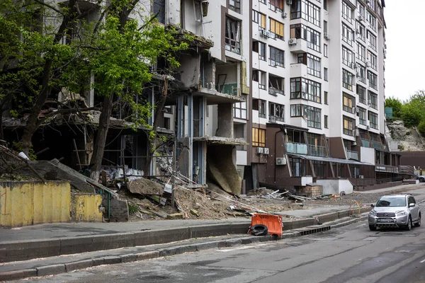 KYIV, UKRAINE - 22 Mayıs 2022: Tatarka 'daki bir apartmanın ön cephesi Rusya' nın Ukrayna 'yı işgalinin ikinci gününde Kalibr cruise füzesi tarafından tahrip edildi..
