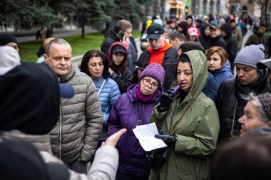 KYIV, UKRAINE - 20 APR 2022: Rus savaş gemisi Ru Karadeniz filosunu yenmeye adanmış bir pul için ana postanede kuyrukta bekleyen bir kalabalık,