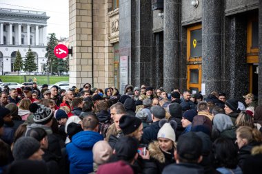 KYIV, UKRAINE - 20 APR 2022: Rus savaş gemisi Ru Karadeniz filosunu yenmeye adanmış bir pul için ana postanede kuyrukta bekleyen bir kalabalık,
