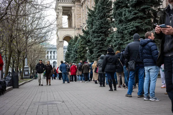 Киев Украина Января 2022 Года Толпа Людей Стоящих Очереди Главного — стоковое фото