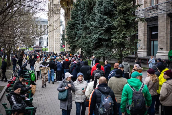 Kyiv Ukraine Apr 2022 Crowd People Standing Line Head Post — Fotografia de Stock