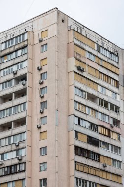KYIV, UKRAINE - 21 Nisan 2022: Patlama dalgası Ukrayna 'nın tam ölçekli Ru işgalinin 17 Mart' ında Kalibr cruise füze saldırısının oradaki apartmanların tüm pencerelerini havaya uçurdu