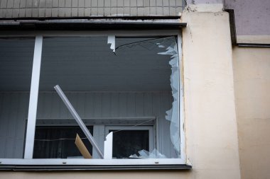 KYIV, UKRAINE - 21 Nisan 2022: Patlama dalgası Ukrayna 'nın tam ölçekli Ru işgalinin 17 Mart' ında Kalibr cruise füze saldırısının oradaki apartmanların tüm pencerelerini havaya uçurdu