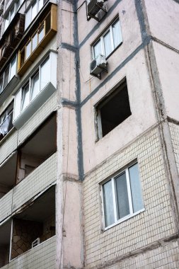 KYIV, UKRAINE - 21 Nisan 2022: Patlama dalgası Ukrayna 'nın tam ölçekli Ru işgalinin 17 Mart' ında Kalibr cruise füze saldırısının oradaki apartmanların tüm pencerelerini havaya uçurdu
