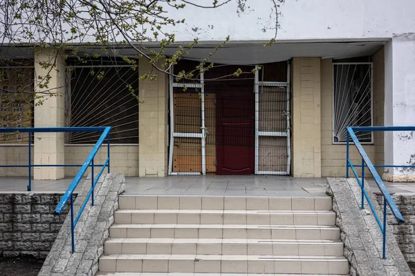 Kyiv Ukraine Apr 2022 Todas Janelas Escola Secundária Poznyaky Foram — Fotografia de Stock