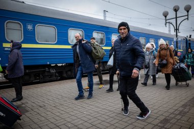 LVIV, UKRAINE - 02 Nisan 2022 Ukrayna savaşı. Mariupol, Berdyansk, Kryvyi Rih, Nikopol 'den gelen yaşlı mülteciler, kadınlar, çocuklar, Lviv Tren İstasyonu' ndaki Avrupa 'ya kaçıyorlar..
