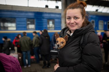 LVIV, UKRAINE - 02 Nisan 2022: Ukrayna 'daki savaş sırasında insani felaket. Mariupol 'den evcil köpeği olan mülteciler Lviv Tren İstasyonu' ndaki Avrupa 'ya kaçıyorlar..