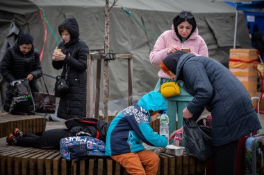 LVIV, UKRAINE - APR 02, 2022: Dünya Merkezi Mutfak ve Kızılhaç çadır kampında gönüllü olarak çalışan ve savaştan zarar görmüş binlerce mültecinin Lviv Tren İstasyonu 'ndaki Avrupa' ya kaçmasına yardım eden insanlar.