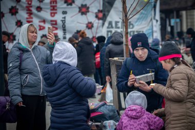LVIV, UKRAINE - APR 02, 2022: Dünya Merkezi Mutfak ve Kızılhaç çadır kampında gönüllü olarak çalışan ve savaştan zarar görmüş binlerce mültecinin Lviv Tren İstasyonu 'ndaki Avrupa' ya kaçmasına yardım eden insanlar.