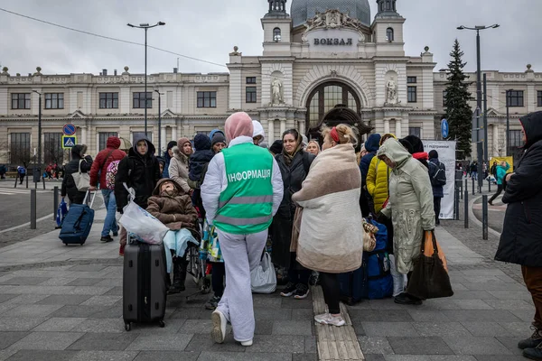 Lviv Ucrânia Apr 2022 Voluntários Refugiados Que Acabaram Chegar Por — Fotografia de Stock